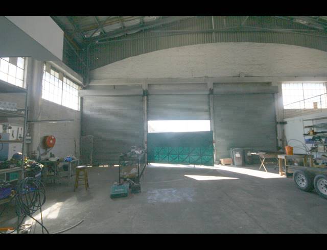 1,090M² FACTORY RENTED IN PAARDEN EILAND